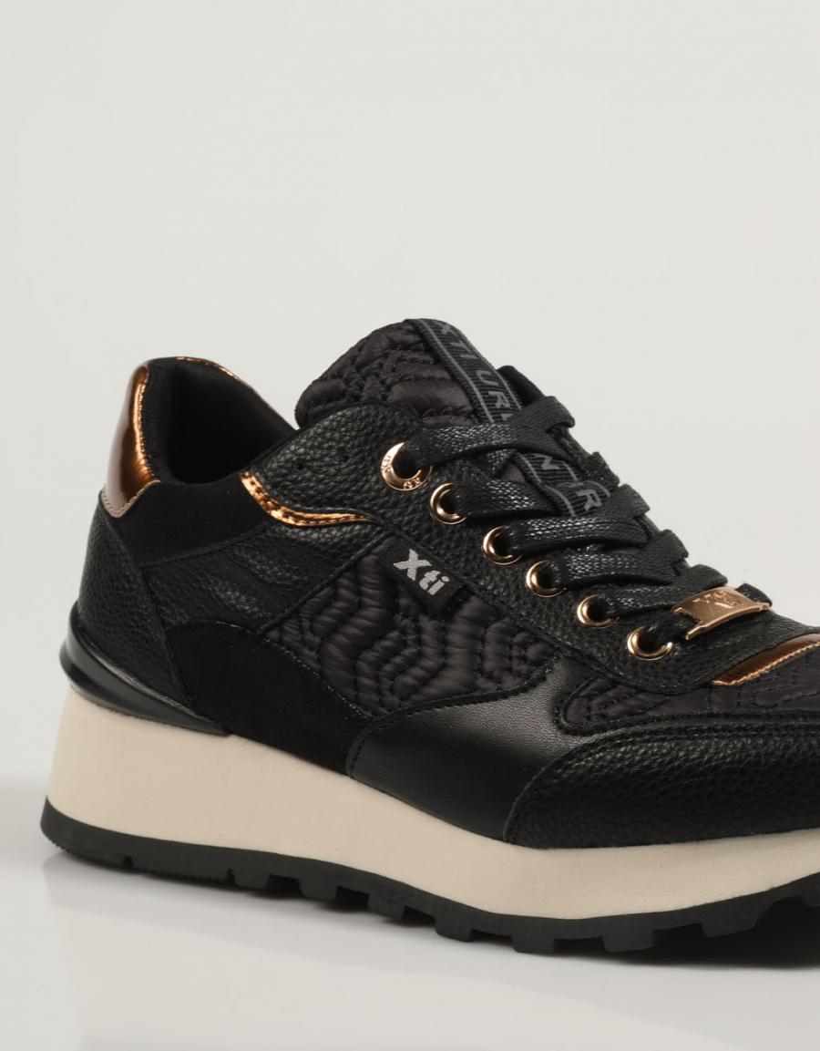 ZAPATILLAS XTI 140016 en color Negro