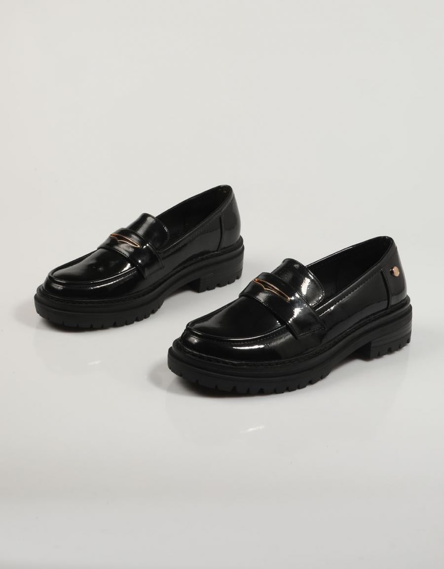 ZAPATOS SPORT XTI 142001 en color Negro