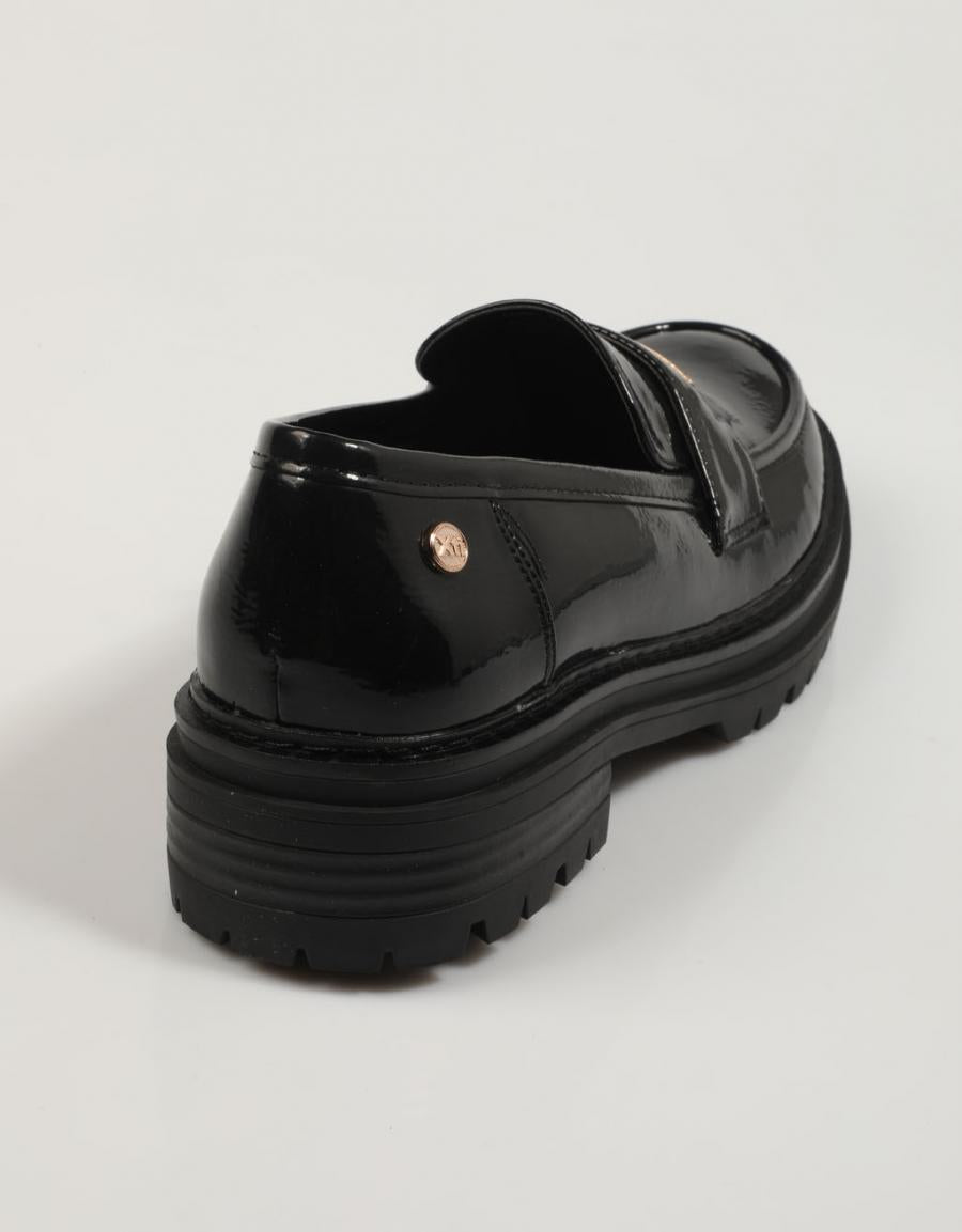 ZAPATOS SPORT XTI 142001 en color Negro