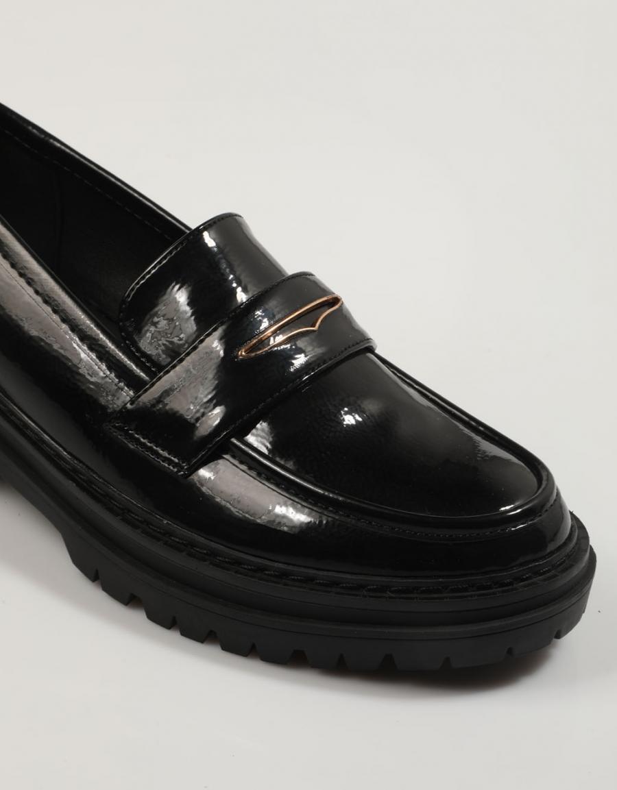 ZAPATOS SPORT XTI 142001 en color Negro