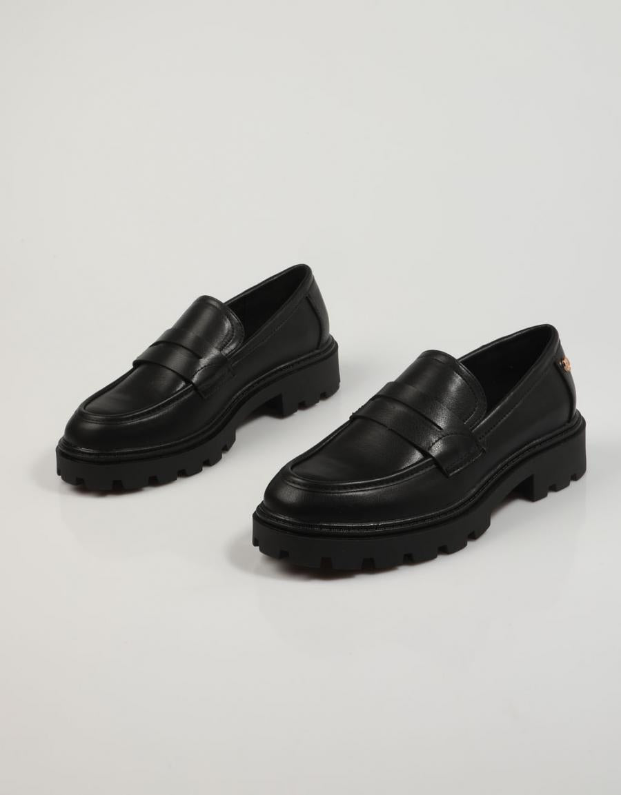 ZAPATOS SPORT XTI 141817 en color Negro