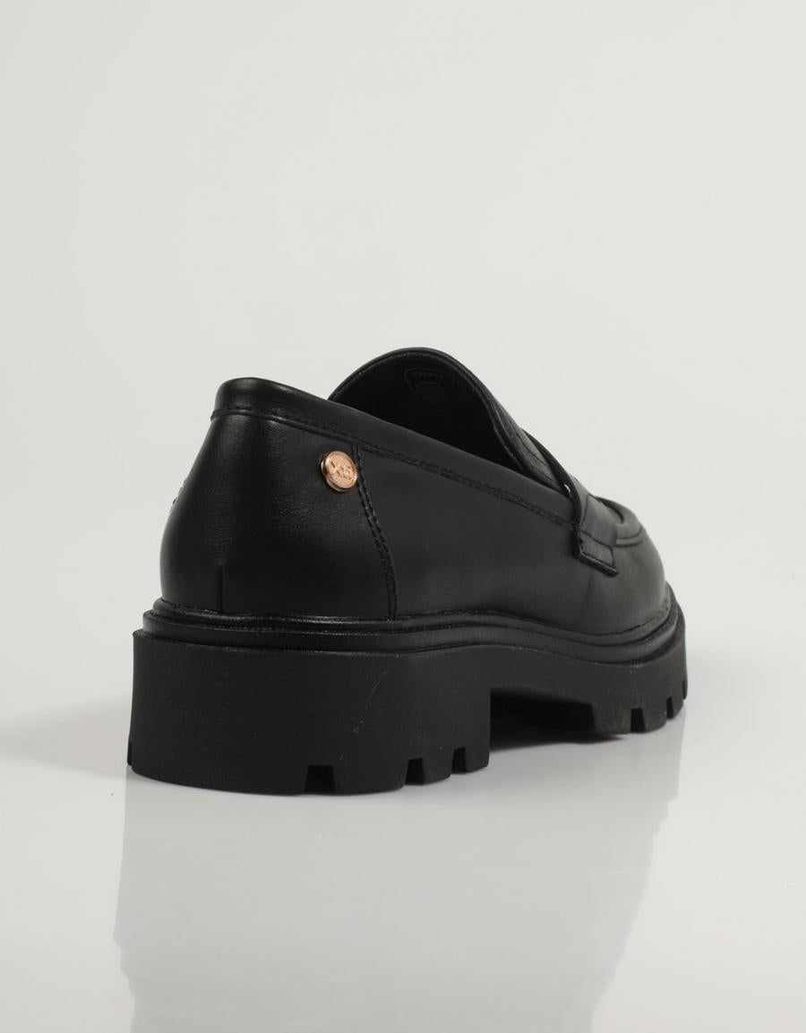 ZAPATOS SPORT XTI 141817 en color Negro