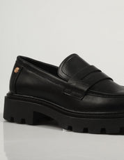 ZAPATOS SPORT XTI 141817 en color Negro