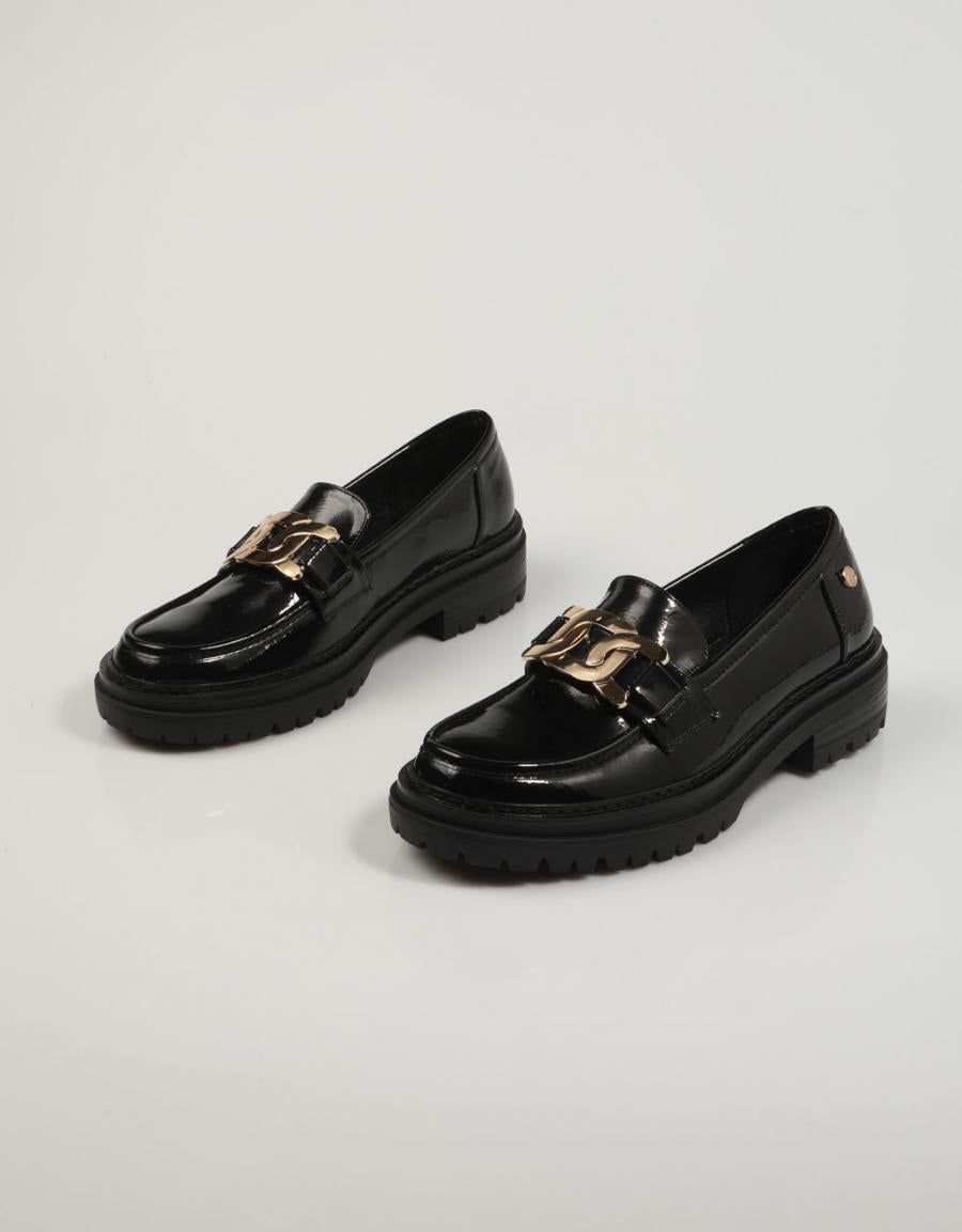 ZAPATOS SPORT XTI 141727 en color Negro