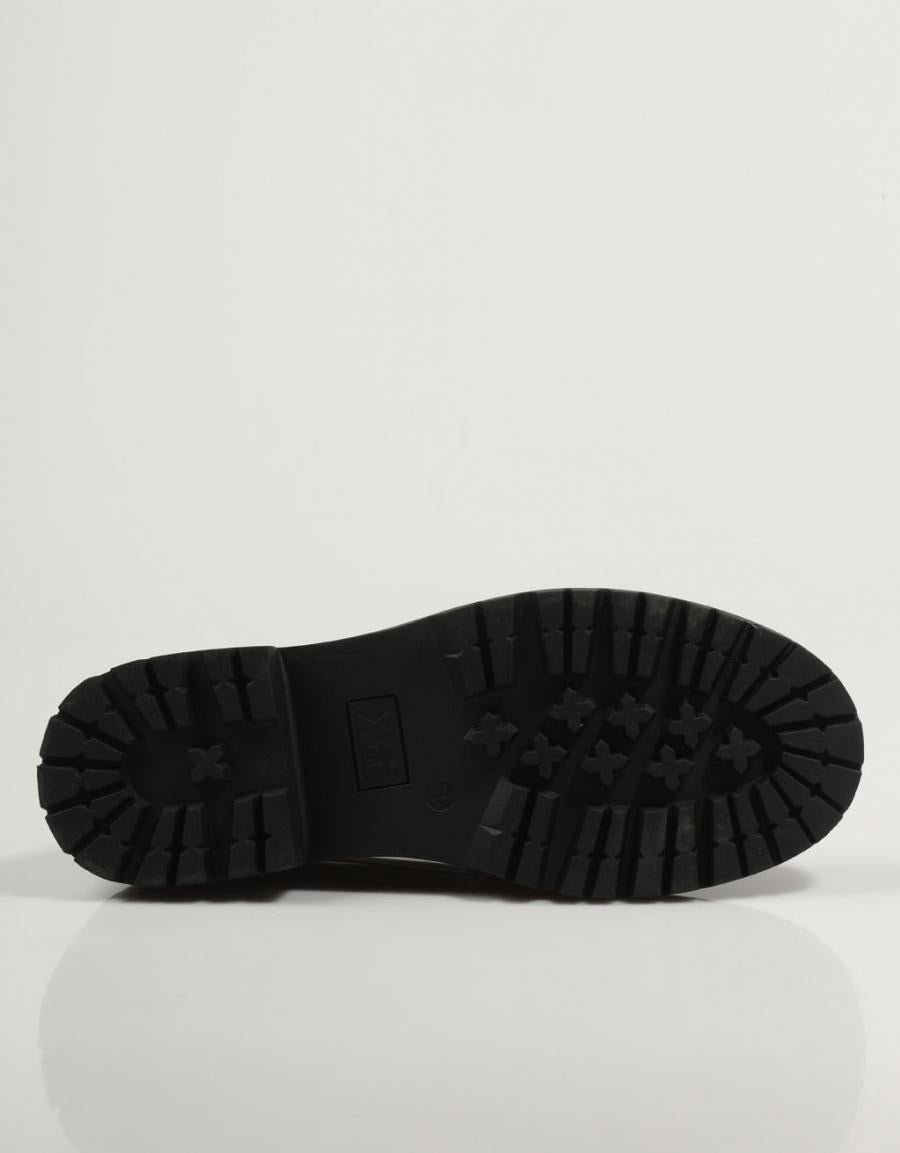 ZAPATOS SPORT XTI 141727 en color Negro