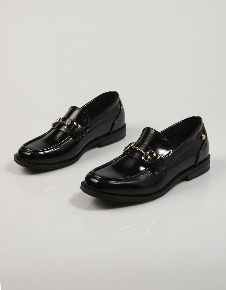 ZAPATOS SPORT XTI 142094 en color Negro