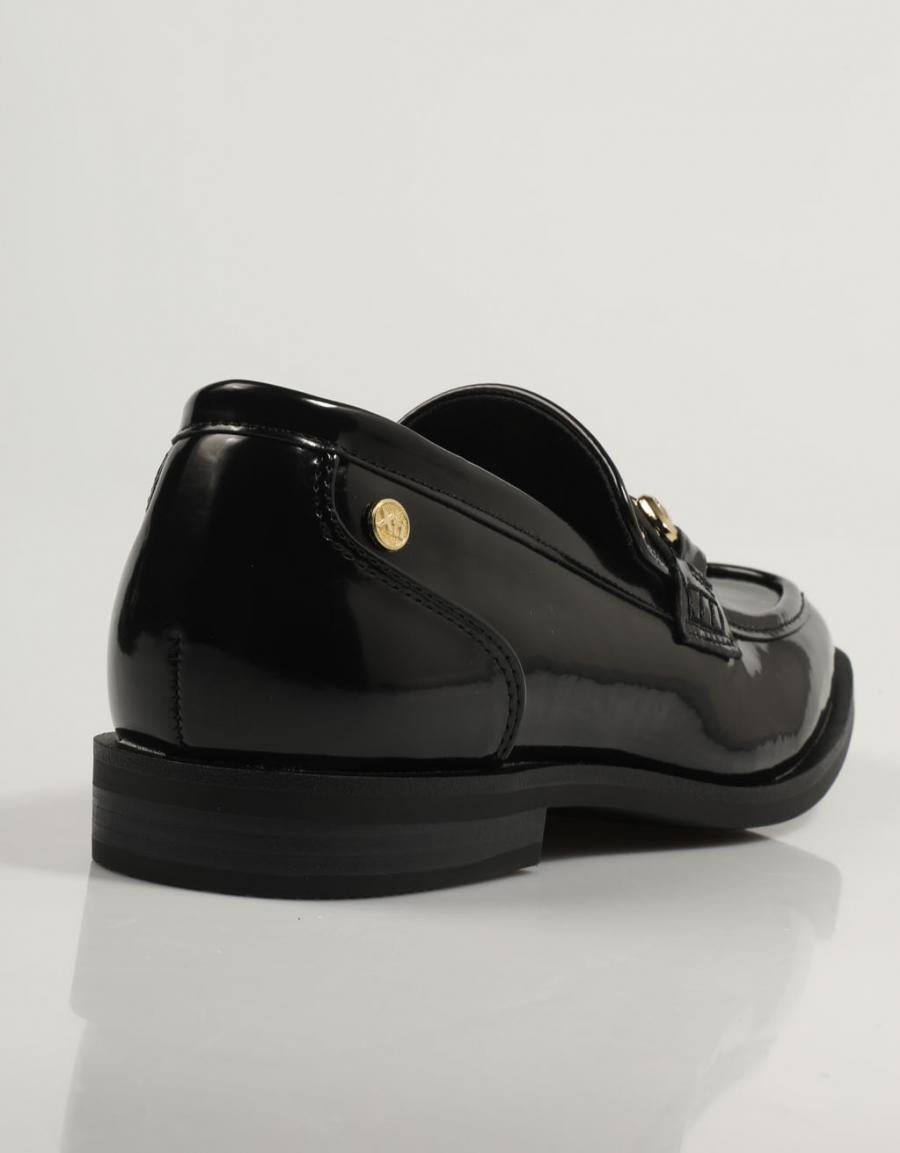 ZAPATOS SPORT XTI 142094 en color Negro