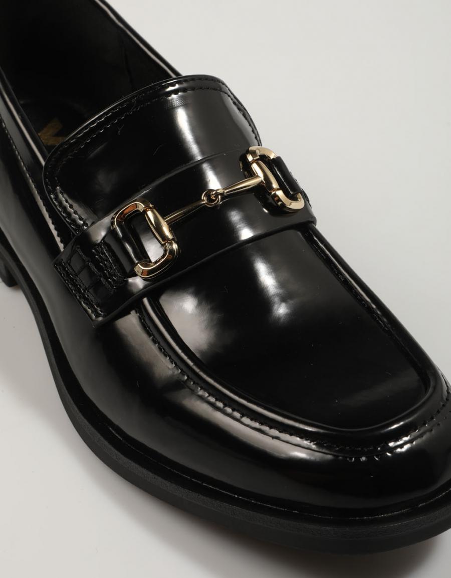 ZAPATOS SPORT XTI 142094 en color Negro