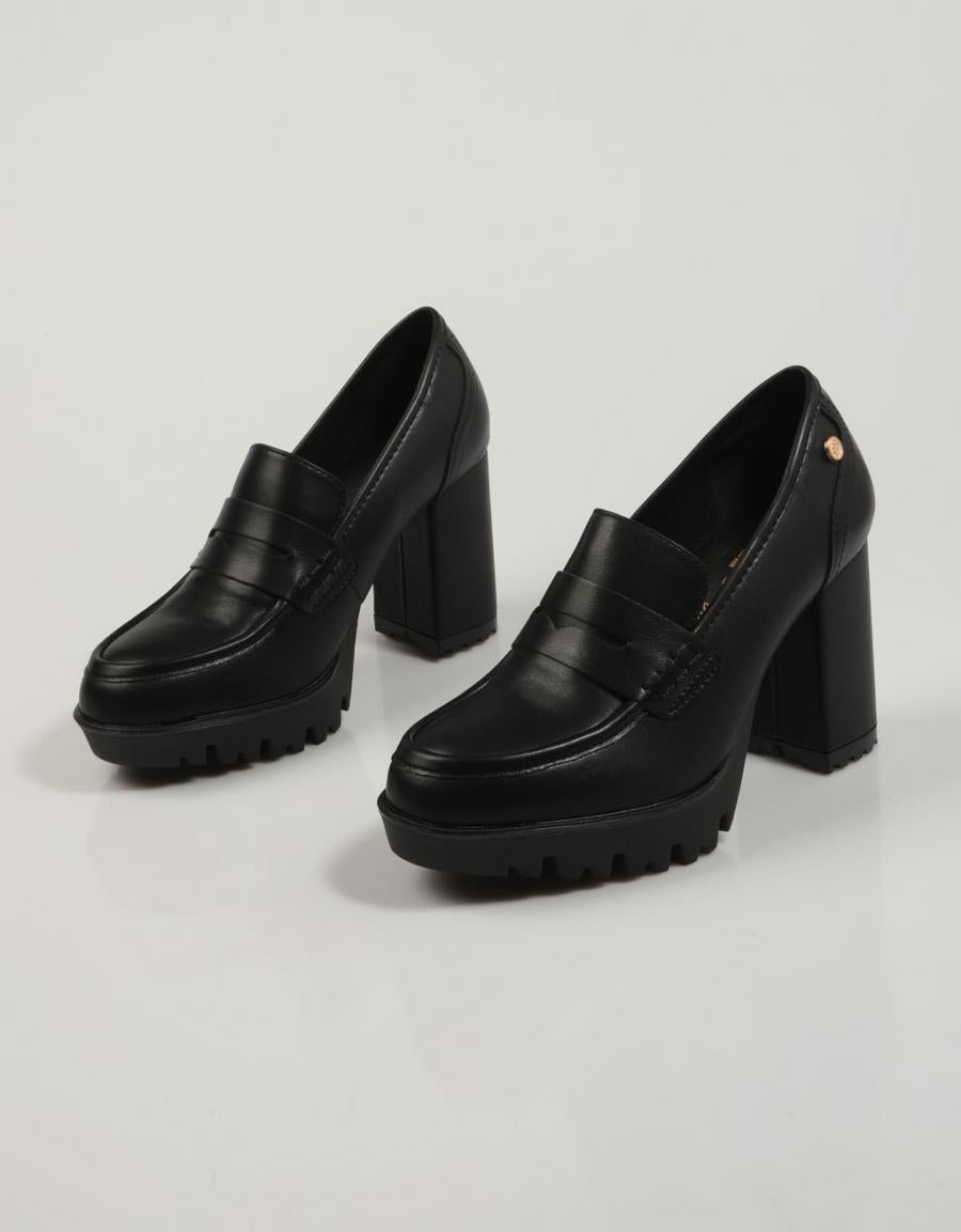 ZAPATOS VESTIR XTI 142071 en color Negro