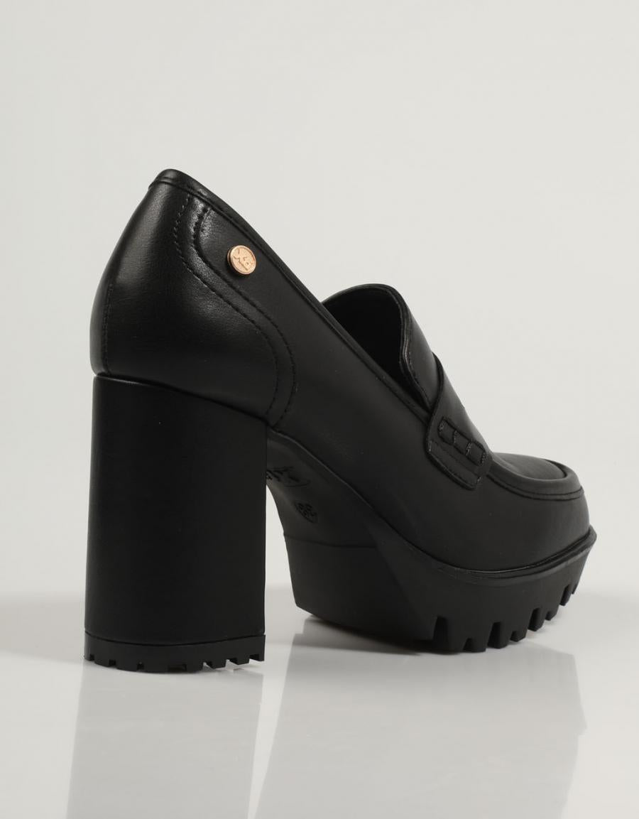 ZAPATOS VESTIR XTI 142071 en color Negro