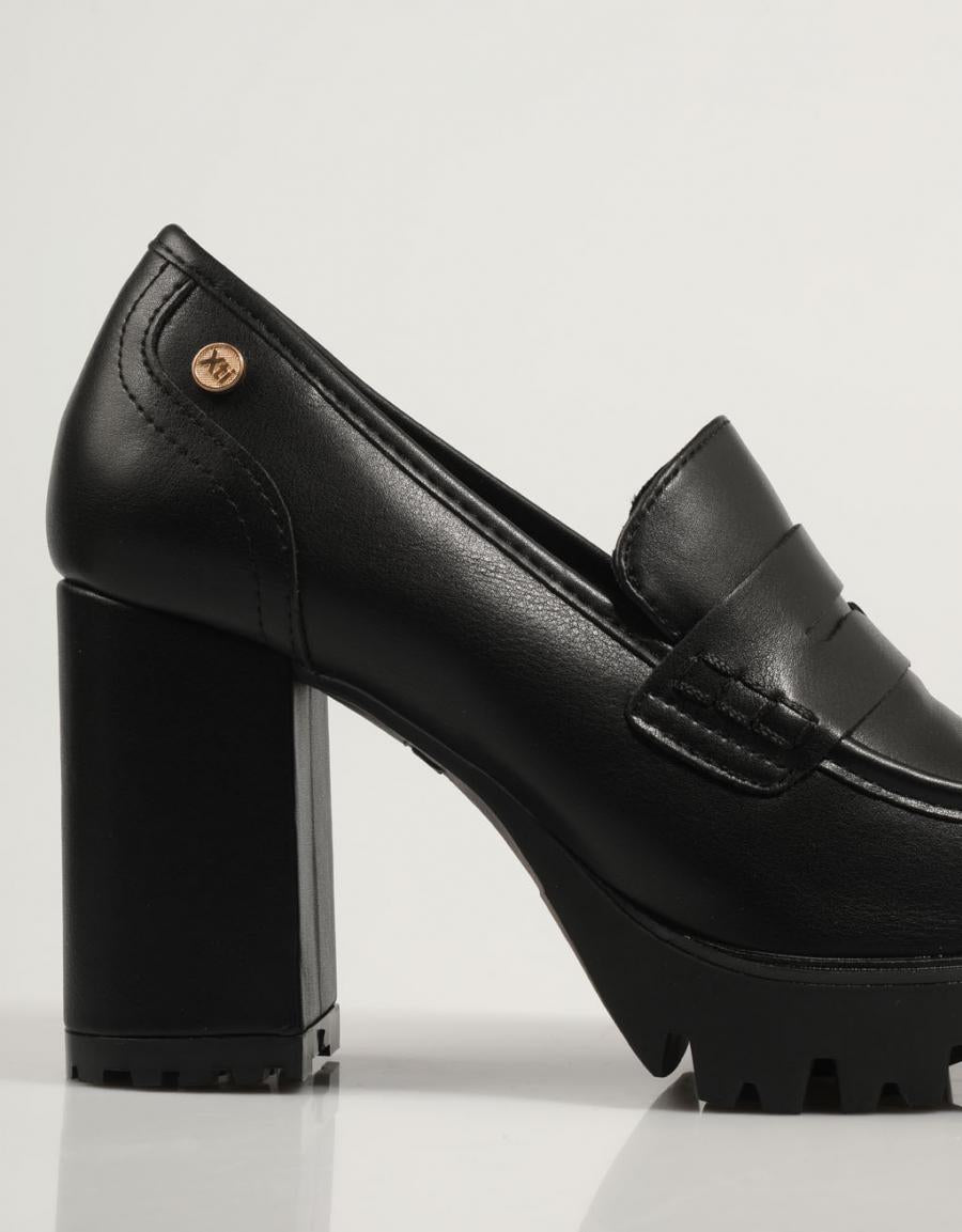 ZAPATOS VESTIR XTI 142071 en color Negro