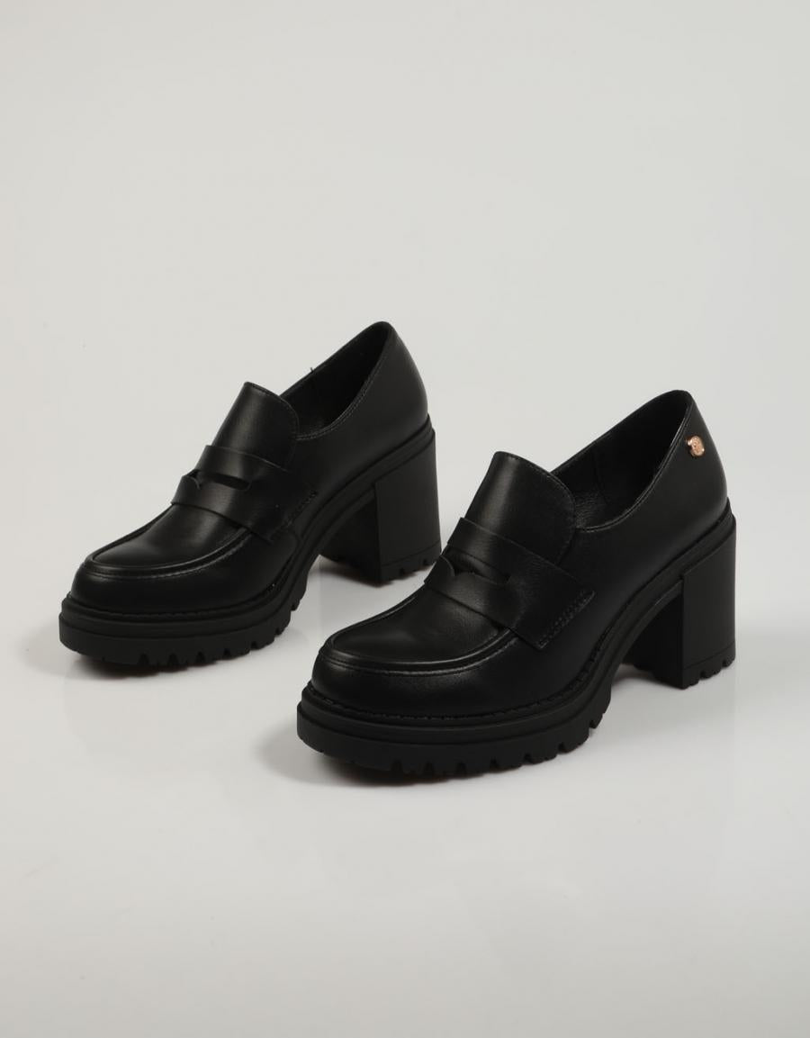 ZAPATOS SPORT XTI 141682 en color Negro