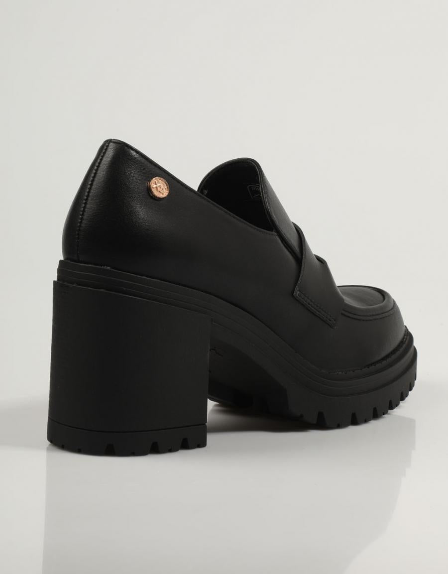 ZAPATOS SPORT XTI 141682 en color Negro