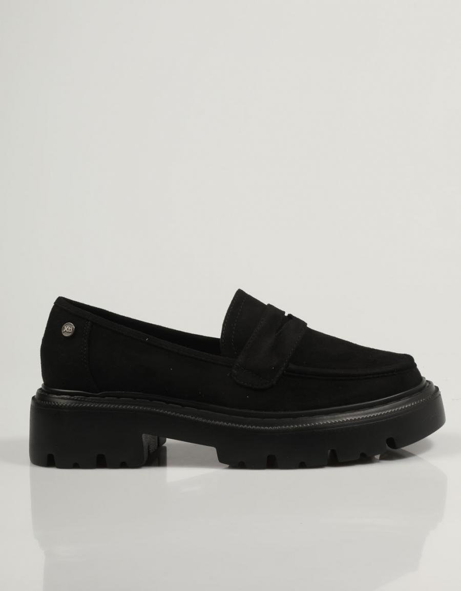 ZAPATOS SPORT XTI 142118 en color Negro