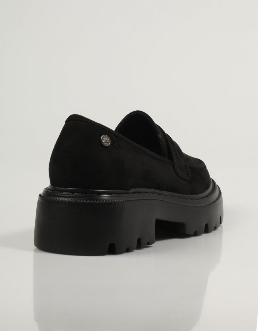 ZAPATOS SPORT XTI 142118 en color Negro