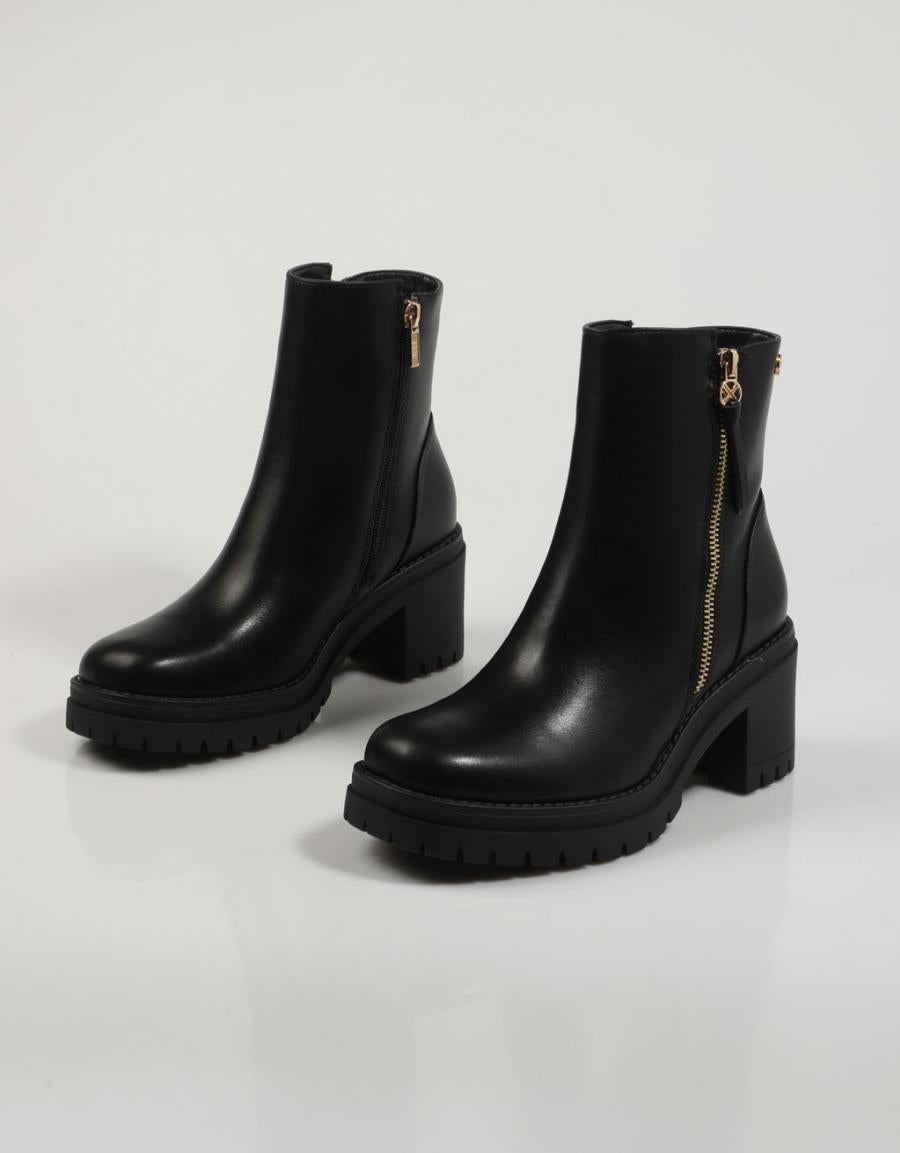 BOTINES XTI 141538 en color Negro