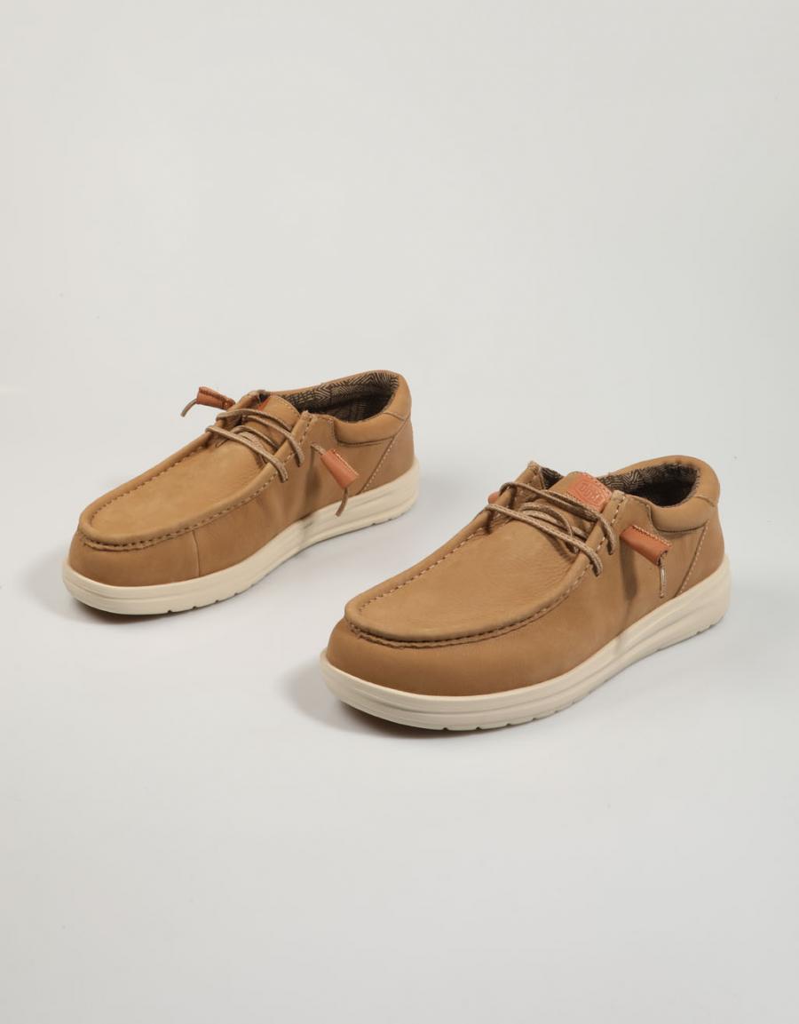 ZAPATOS SPORT DUDE WALLY en color Beige