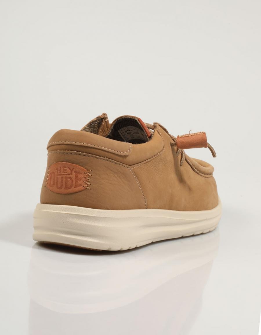 ZAPATOS SPORT DUDE WALLY en color Beige
