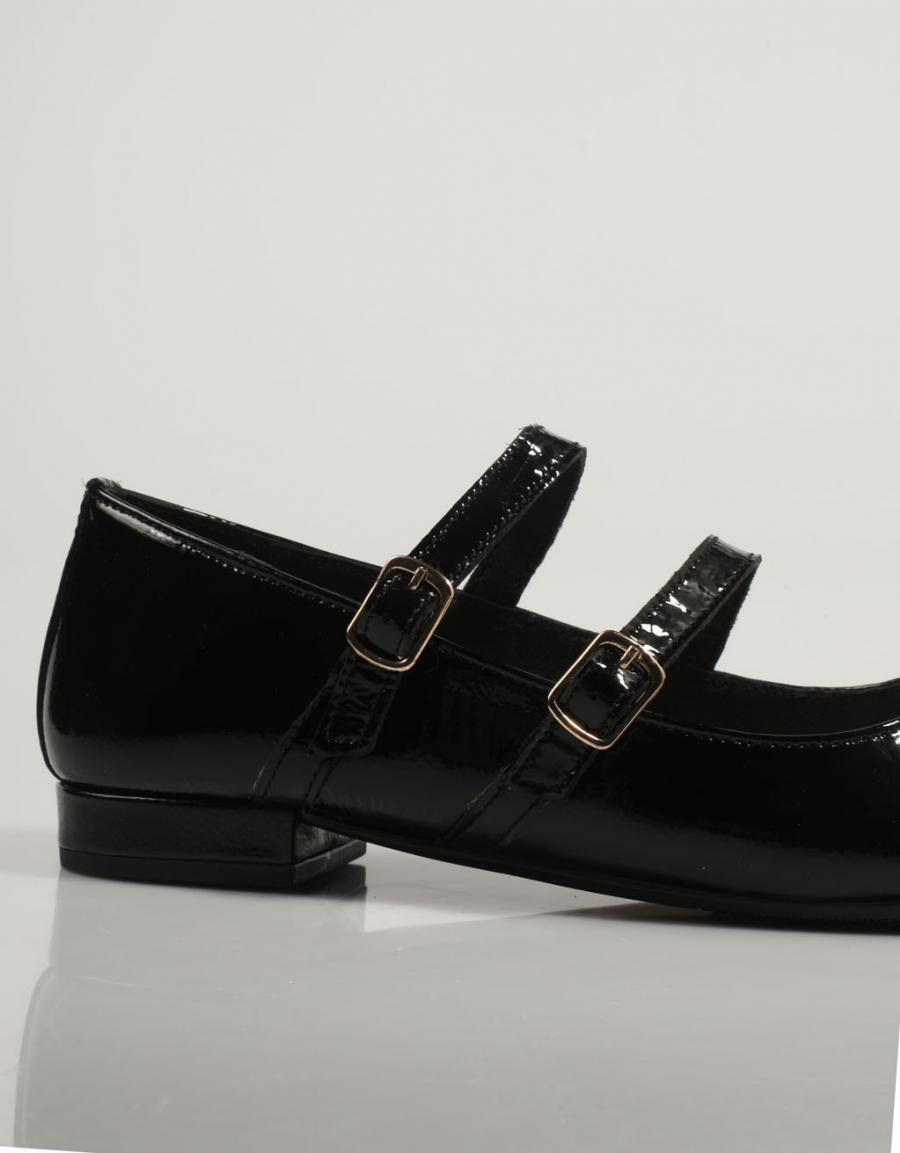 ZAPATOS SPORT TOP 3 23813 en color Negro