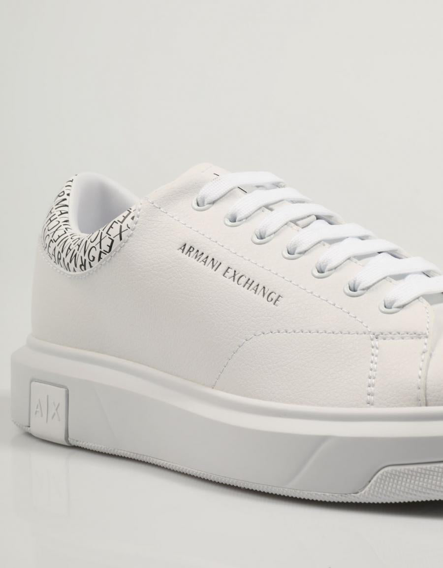 ZAPATILLAS ARMANI EXCHANGE XUX123 en color Blanco