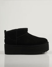 BOTINES UGG W CASSIC ULTRA MINI PLATFORM en color Negro