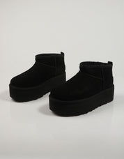 BOTINES UGG W CASSIC ULTRA MINI PLATFORM en color Negro