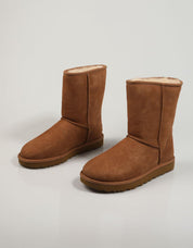 BOTINES UGG CLASSIC SHORT II en color Cuero