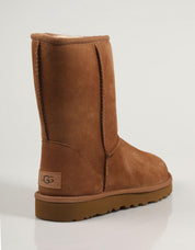 BOTINES UGG CLASSIC SHORT II en color Cuero