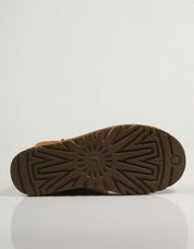 BOTINES UGG CLASSIC SHORT II en color Cuero