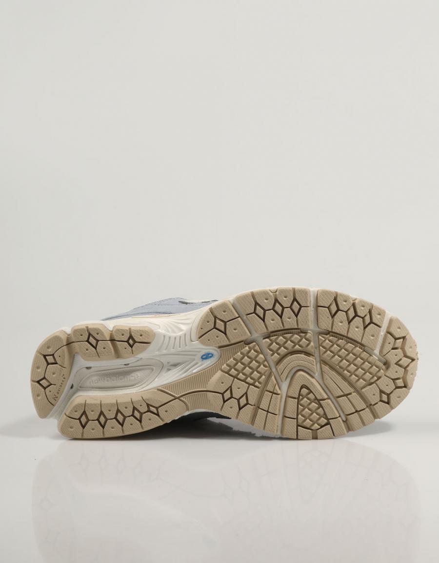 ZAPATILLAS NEW BALANCE M2002 en color Azul marino