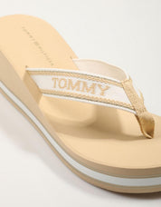 CHANCLAS TOMMY HILFIGER HILFIGER en color Beige