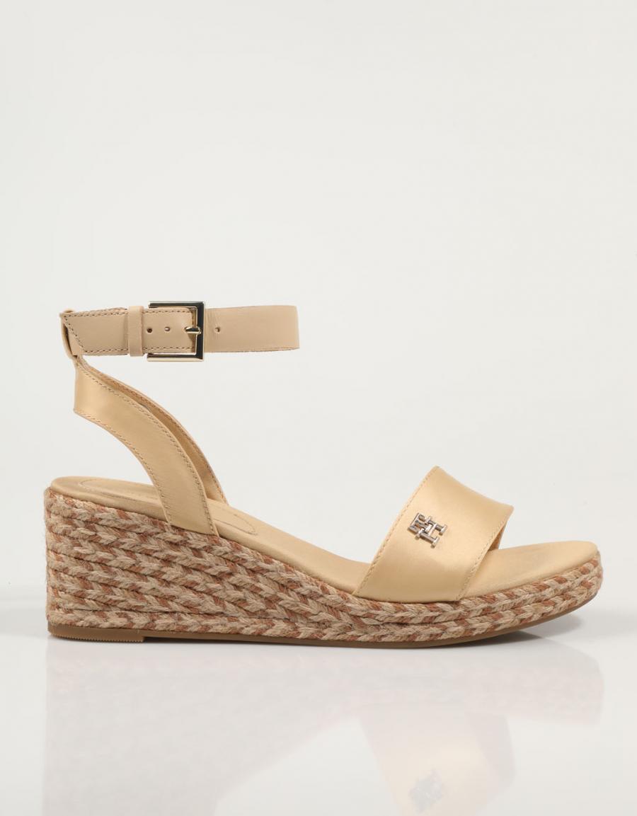 SANDALIAS TOMMY HILFIGER COLORFUL WEDGE SATIN SANDAL en color Oro