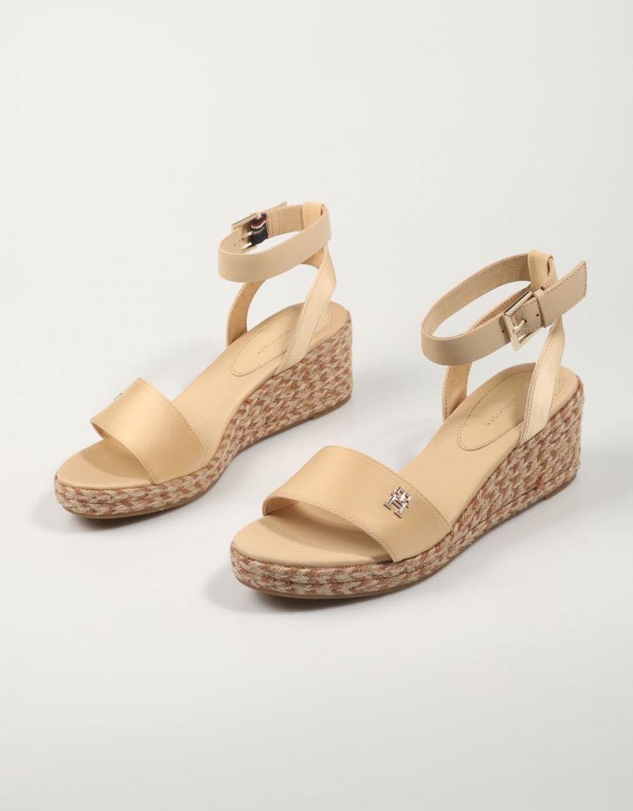SANDALIAS TOMMY HILFIGER COLORFUL WEDGE SATIN SANDAL en color Oro