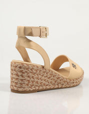 SANDALIAS TOMMY HILFIGER COLORFUL WEDGE SATIN SANDAL en color Oro