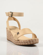 SANDALIAS TOMMY HILFIGER COLORFUL WEDGE SATIN SANDAL en color Oro