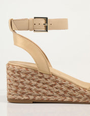 SANDALIAS TOMMY HILFIGER COLORFUL WEDGE SATIN SANDAL en color Oro