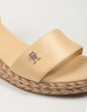 SANDALIAS TOMMY HILFIGER COLORFUL WEDGE SATIN SANDAL en color Oro