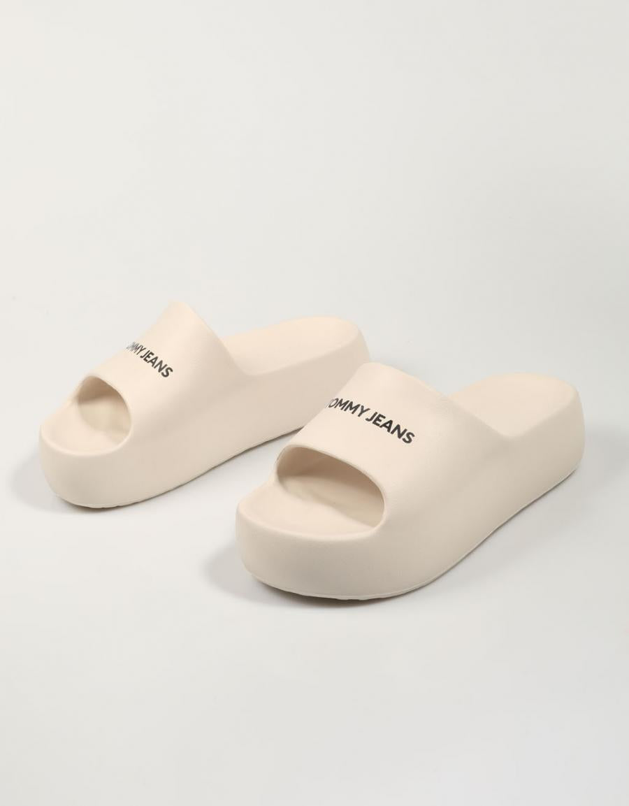 CHANCLAS TOMMY HILFIGER TJW CHUNKY FLATFORM SLIDE en color Beige