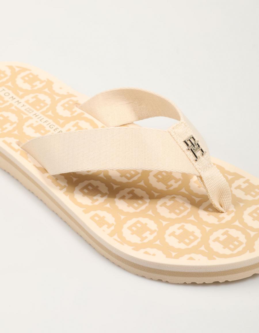CHANCLAS TOMMY HILFIGER TH EMBLEM BEACH SANDAL en color Beige