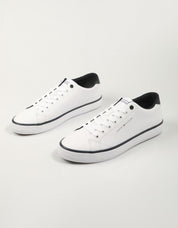 ZAPATILLAS TOMMY HILFIGER TH HI VULC CORE LOW LEATHER ESS en color Blanco