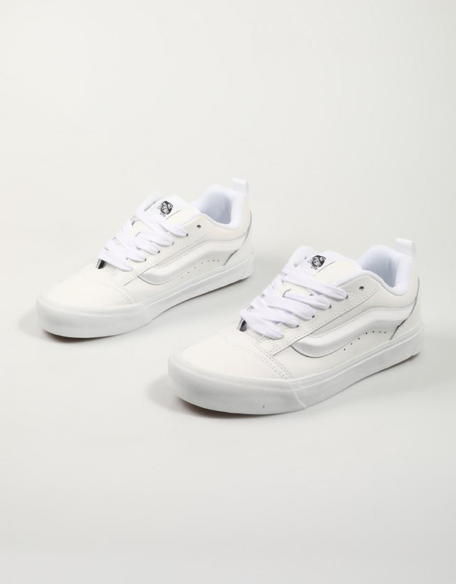 ZAPATILLAS VANS KNU SKOOL en color Blanco