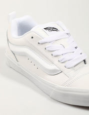 ZAPATILLAS VANS KNU SKOOL en color Blanco