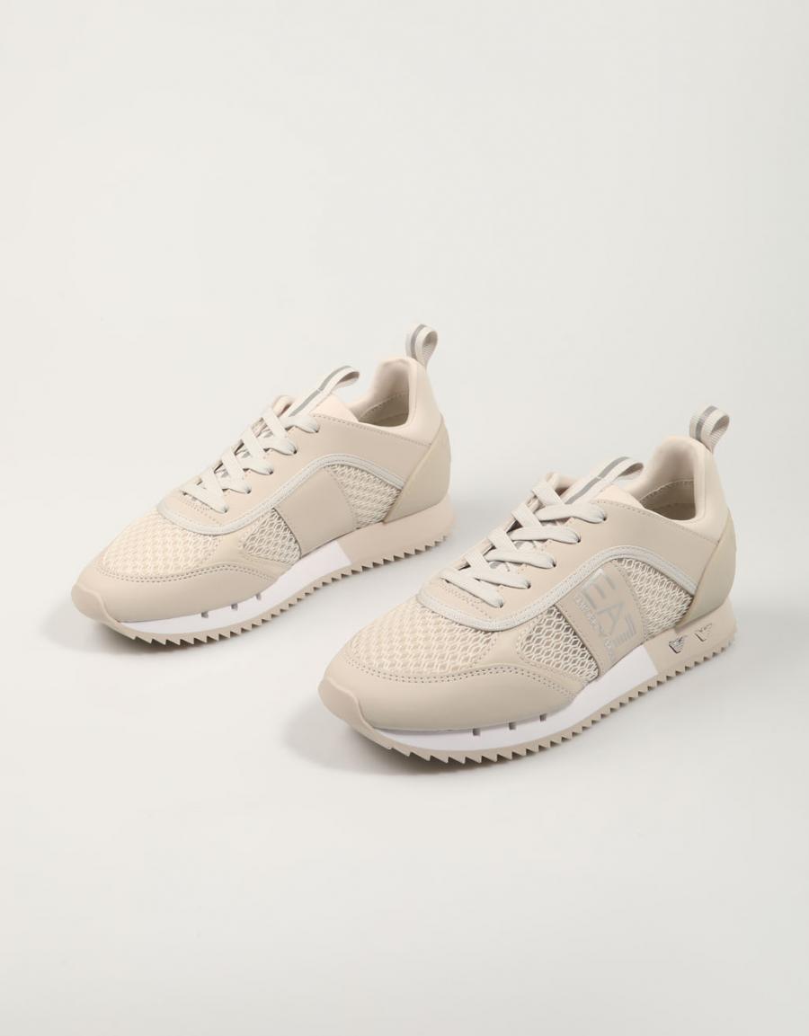 ZAPATILLAS ARMANI EA7 X8X027 en color Beige