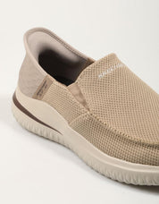 ZAPATOS SPORT SKECHERS SLIP INS DELSON 3 0 CABRINO en color Taupe