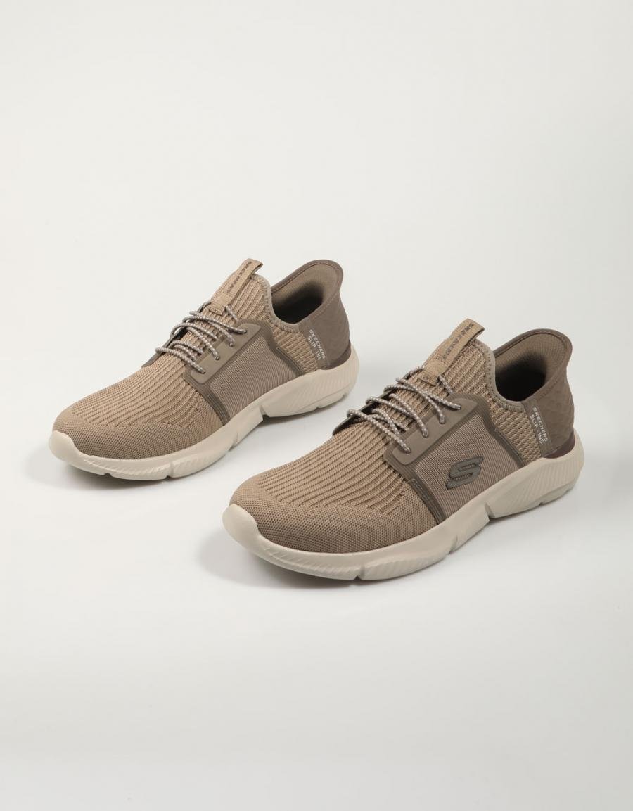 ZAPATILLAS SKECHERS SLIP INS RF INGRAM BRACKET en color Taupe