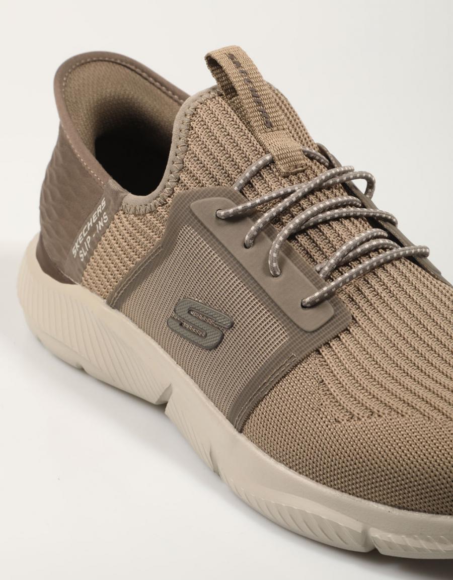 ZAPATILLAS SKECHERS SLIP INS RF INGRAM BRACKET en color Taupe