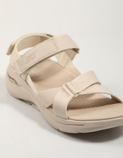 SANDALIAS SKECHERS GO WALK en color Beige