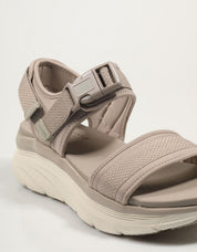 SANDALIAS SKECHERS DLUX WALKER en color Taupe
