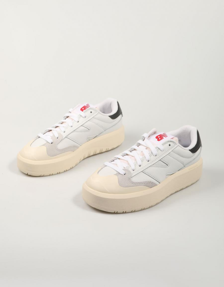 ZAPATILLAS NEW BALANCE CT302 en color Blanco