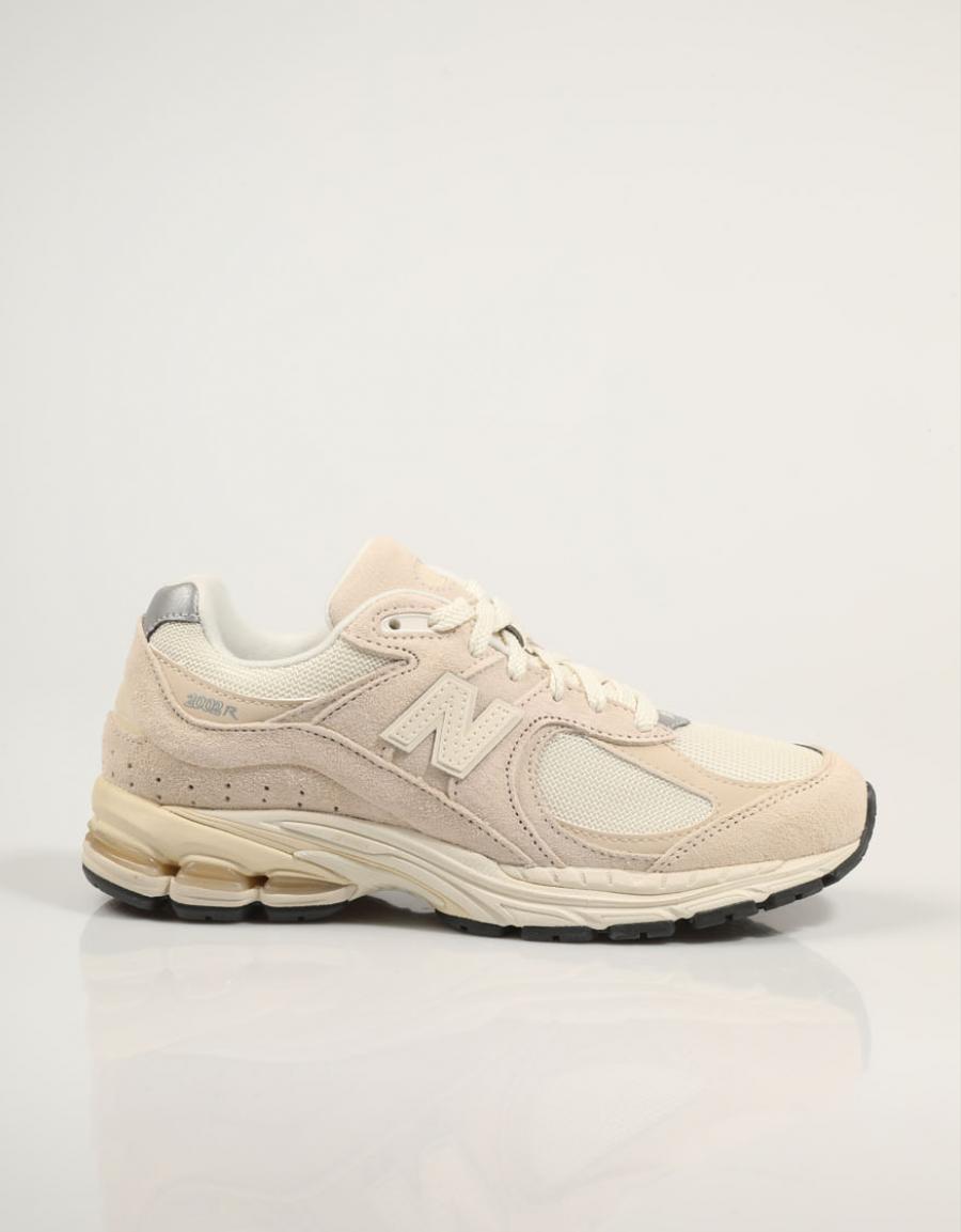 ZAPATILLAS NEW BALANCE M2002 en color Beige
